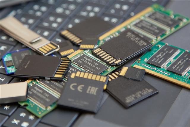 DRAM and NAND memory chips for automotive applications
